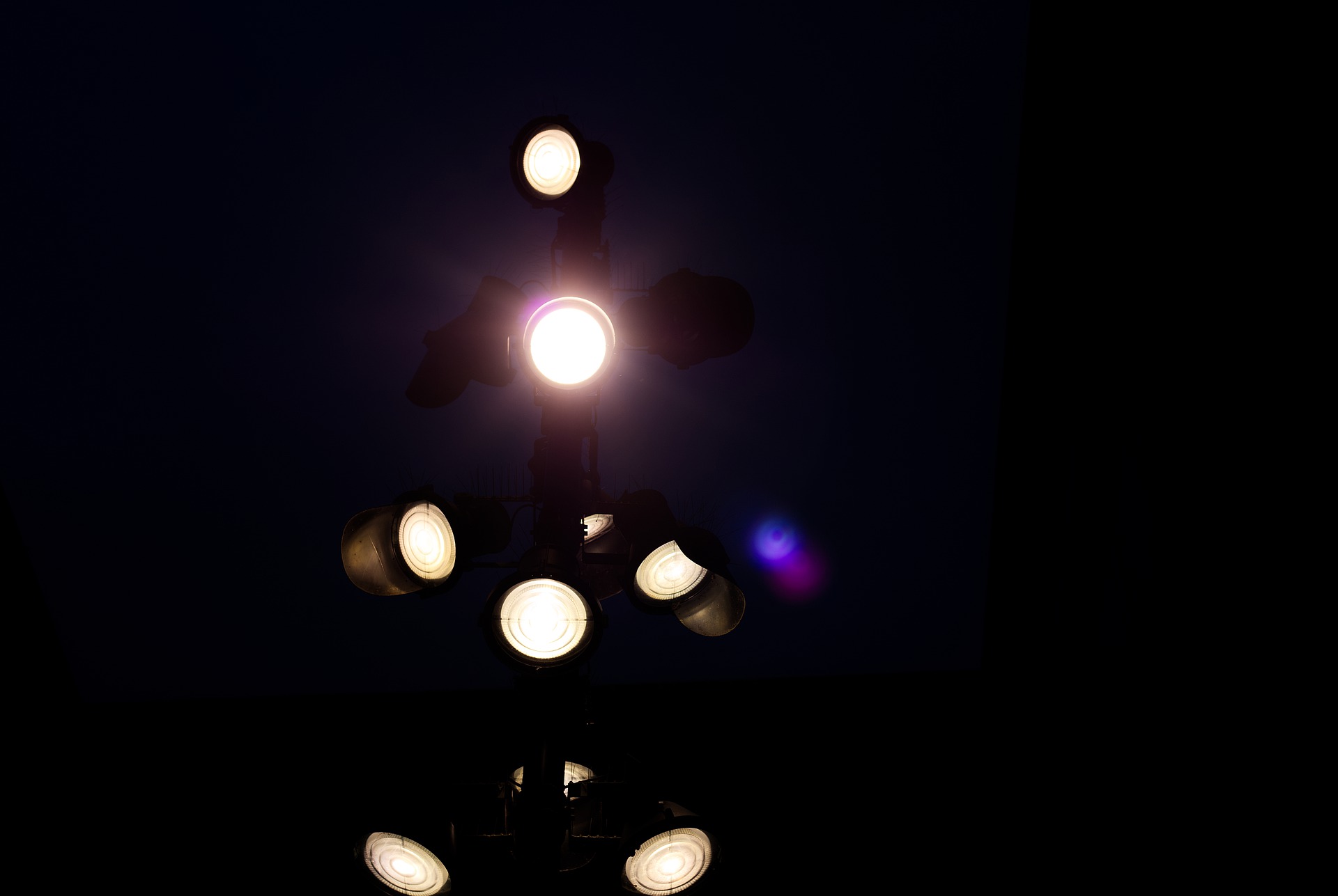 Svetlo z LED pásikov sa dostane do všetkých kútov priestoru